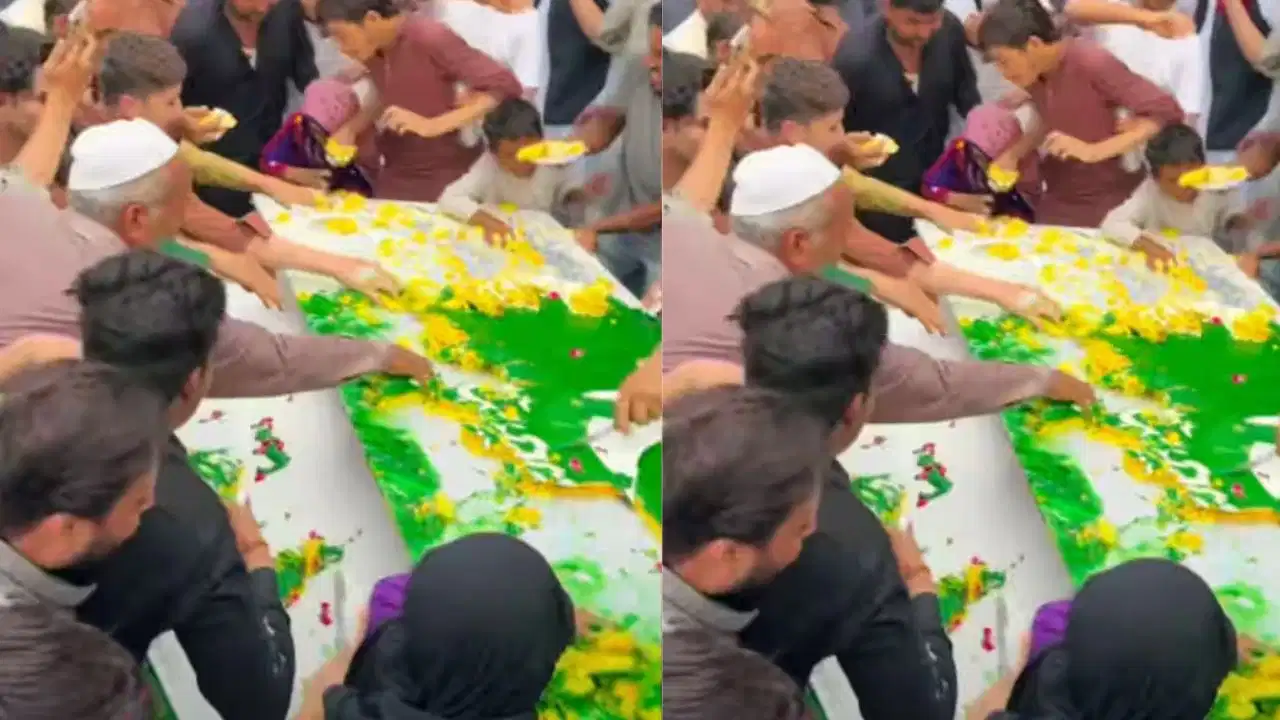 ஒரு கேக்குக்காக இவ்வளவு அலப்பறையா..? “அதுவும் சுதந்திர தின விழாவில்”… கொஞ்ச நேரம் வெயிட் பண்ண முடியாதா…? பாகிஸ்தானில் நடந்த சம்பவம்… அதிர்ச்சி வீடியோ…!!!