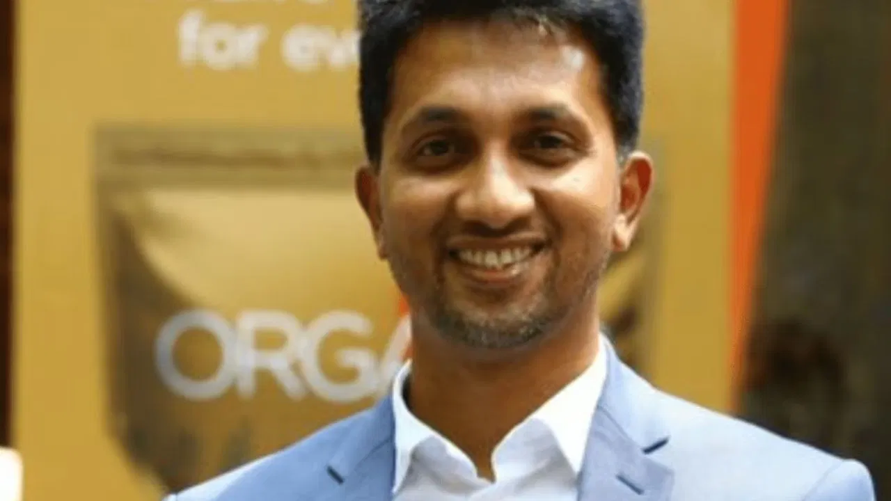 “நாள் ஒன்னுக்கு 10 ரூபாய் கூலி… இன்னைக்கு 681 கோடிக்கு சொந்தக்காரர்!”… நொடியில் மாறிய வாழ்க்கை, கைக்கொடுத்த நல்லாசிரியர்… படிக்காத இளைஞரின் பிசினஸ் சாம்ராஜ்யம்..!!!