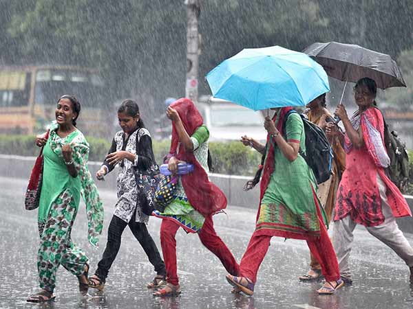 “இரவு 7 மணி வரை வெளுத்து வாங்கப் போகுது!”… தமிழகத்தில் கொட்டித் தீர்க்கப் போகும் மழை… 21 மாவட்டங்களுக்கு வானிலை மையம் செம அலர்ட்..!!!