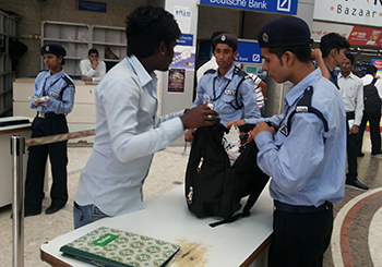 “ஏன் கூட வீட்டுக்கு வர்றியா….?” டெல்லி ஏர்போர்ட்டில் இளைஞரிடம் அத்துமீறல்…. பாலியல் ரீதியாக துன்புறுத்தல் செய்த அதிகாரி… இணையத்தைக் கொந்தளிக்க வைத்த பகீர் வீடியோ….!!