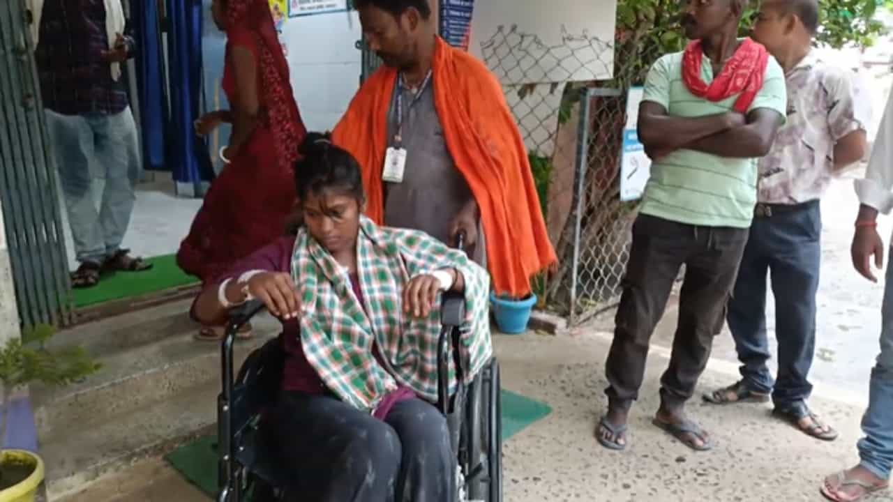 “அதிகாலை 4 மணிக்கு எழுந்த அலறல் சத்தம்….!” 16 வயது சிறுமியைத் தீண்டிய அந்த கொடூர உயிரினம்…. பதறிப்போன குடும்பம்‌…. நெஞ்சை நடுங்க வைக்கும் சம்பவம்….!!
