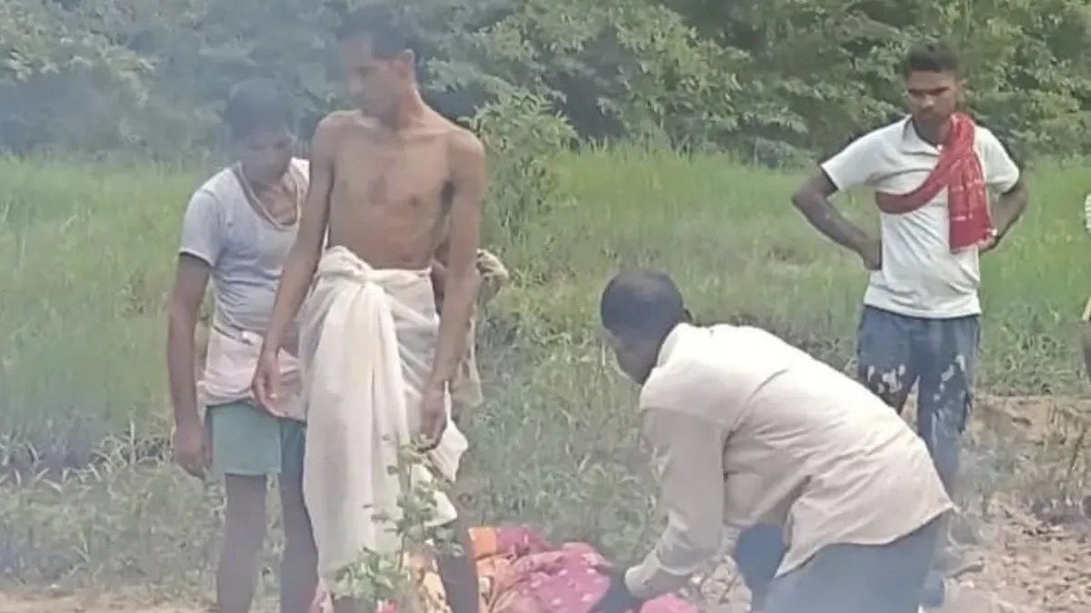 “சுடுகாட்டுக்கு போனதும் சிதையில் வைக்கப்பட்ட 40 வயது பெண்ணின் பிணம்”… எரிக்கும் நேரத்தில் உடலில் அசைவு… உயிர் இருக்குதா..? உடனே ஹாஸ்பிடலுக்கு தூக்கிட்டு ஓடிய குடும்பத்தினர்… டாக்டர் சொன்ன ஷாக்கிங் தகவல்…!!!