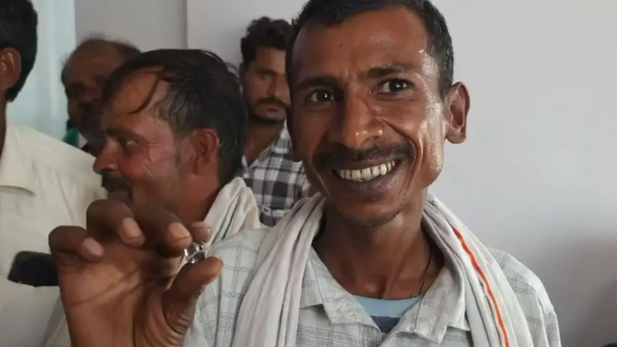 38 வயசாகியும் இன்னும் கல்யாணம் கூட பண்ணல..! “பல வருஷமா தேடிய பின் கிடைத்த புதையல்”… தொழிலாளர்களுக்கு அடித்த ஜாக்பாட்… மண்ணில் கிடைத்த வைரத்தால் மாறிய வாழ்க்கை..!