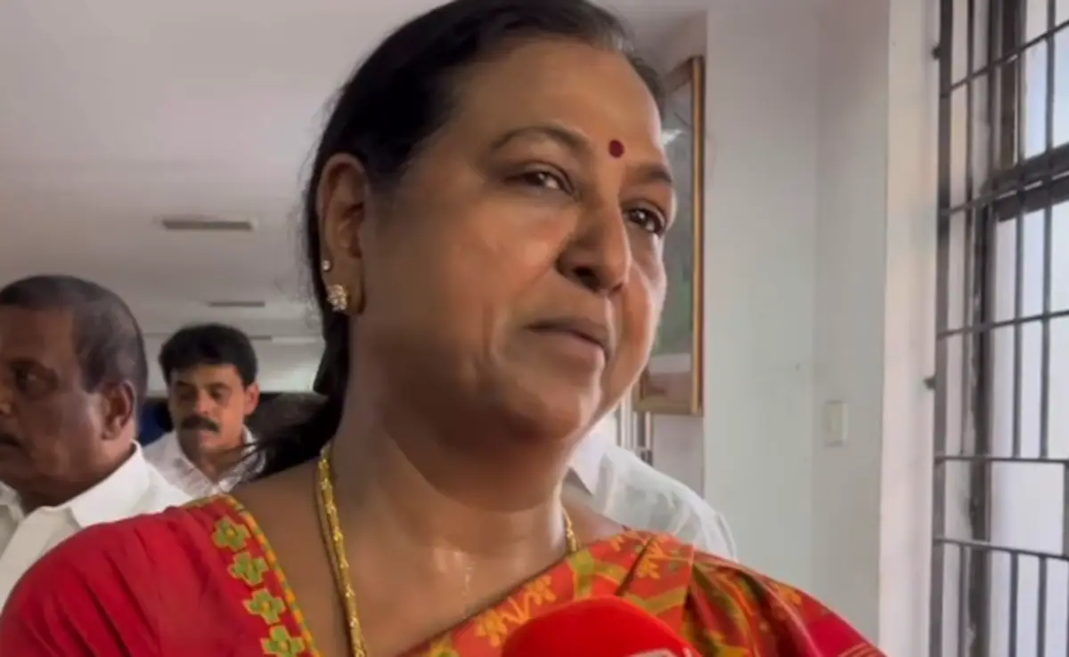 “அமைச்சரின் சொந்த தொகுதியிலேயே நெல் மூட்டைகள் மிதக்குது!”… அரசை கடுமையாகச் சாடிய பிரேமலதா..!!!!