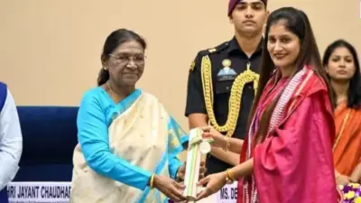 “அரசுப் பள்ளி ஆசிரியையின் அந்த ஒரு ஐடியா….!”  மொபைல் போனை தூக்கி எறிந்த குழந்தைகள்…. குடியரசுத் தலைவரிடம் தேசிய விருது பெற்ற தமிழினப் பெருமை….!!