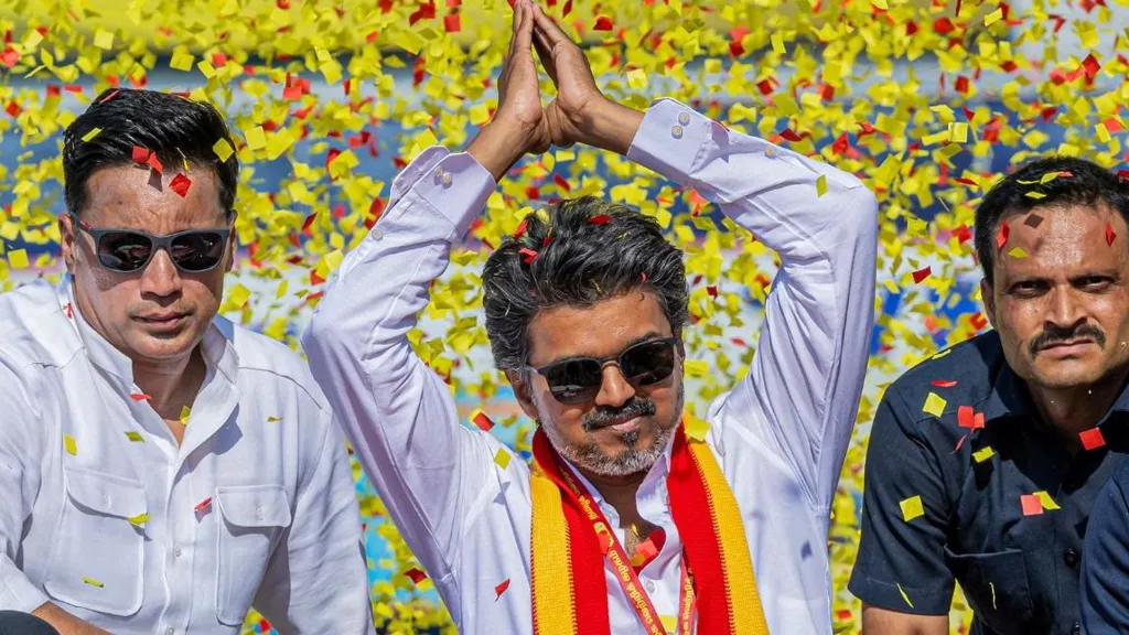 “1 கிலோமீட்டர் தூரத்துல கை காட்டுனா கூட திருப்பி கை காட்டுவாருடா!” தலைவர் விஜய்யின் அன்பைப் பார்த்து கண் கலங்கிய அமைச்சர்..!!