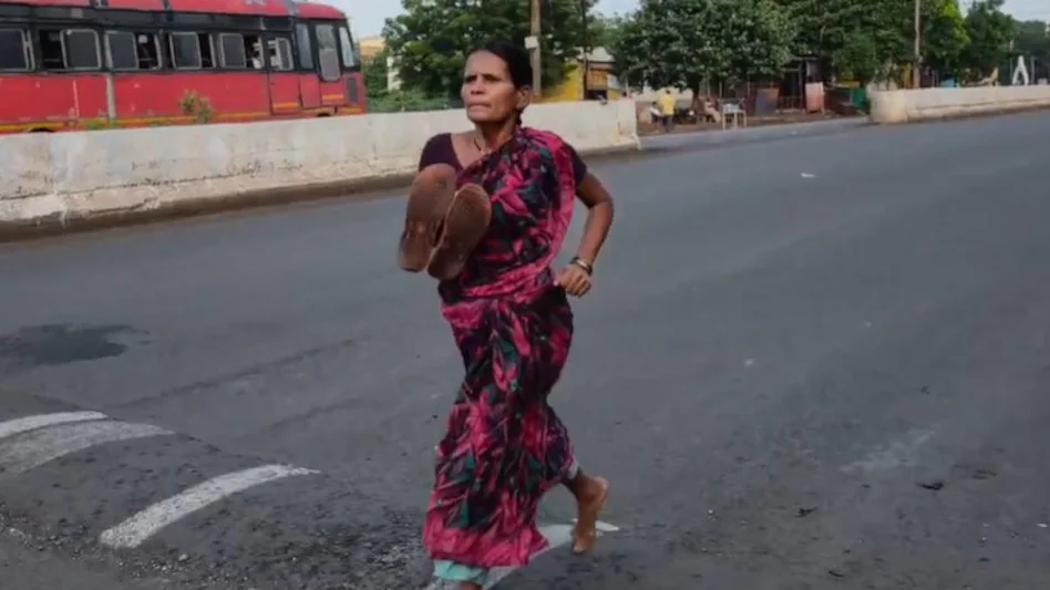 செருப்பை கையில் எடுத்துட்டு வெறும் காலில் நடுரோட்டில் ஓடி மாரத்தான் ஜெயிச்ச தாய்… “இணையத்தை உலுக்கிய ஒற்றை போட்டோ”… 2 மகள்களின் கல்வி செலவை ஏற்றது அரசு… ரூ.3000 பரிசுக்காக செய்த தியாகம் வீணா போகல.!