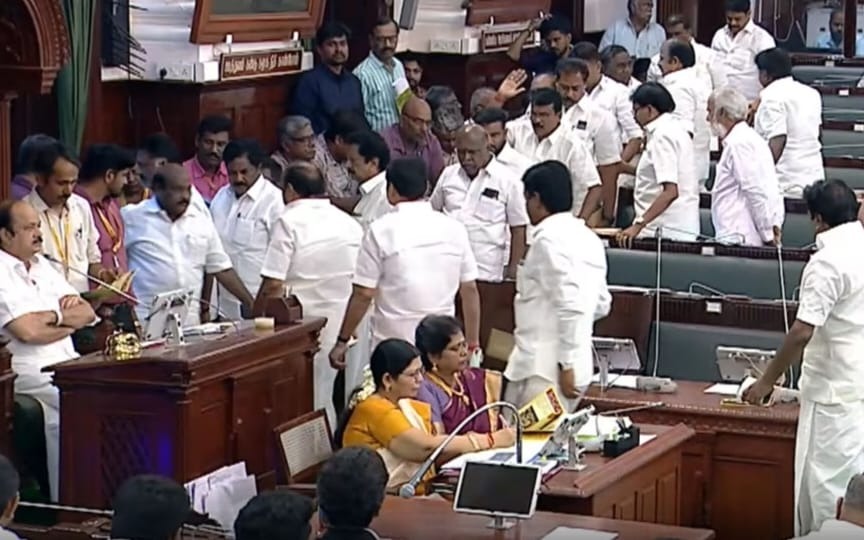 Breaking: சிஎம் எப்போ பேசுவார்னு கேட்டுட்டு ஒரு நிமிஷம் கூட அமைதியா இருக்கல..! இந்த உருட்டல் மிரட்டல்களுக்கு எல்லாம் பயப்பட மாட்டேன்… திமுகவை எச்சரித்த சபாநாயகர்… தர்ணாவில் குதித்து எதிர்க்கட்சி வெளிநடப்பு…!