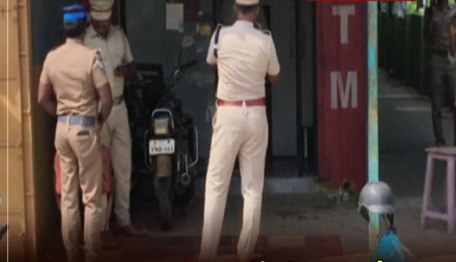 “அடப்பாவிங்களா!.. ATM-ஐயே அப்படியே தூக்கிட்டுப் போயிட்டாங்க!”.. மெஷினுடன் ரூ.10 லட்சம் கொள்ளை.. திருவள்ளூரில் நடந்த பயங்கரக் கொள்ளை..!!