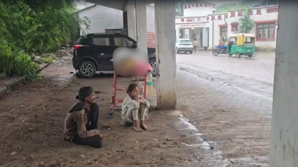 ஸ்ட்ரெச்சரில் மனைவியின் பிணம்…! ஹாஸ்பிடல் வாசலில் கொட்டும் மழையில் 8 வயது மகளுடன் ஹாஸ்பிடல் வாசலில் கையேந்தி நின்ற தந்தை… இதயத்தை நொறுக்கிய வீடியோ..!!