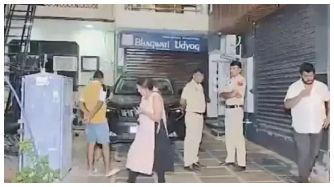 “சித்தியைத் திருவிழாவுக்கு அனுப்பிட்டு சித்தாவுக்கு இப்படி ஒரு முடிவைக் கட்டிட்டாங்களேப்பா!” காதலனுடன் சேர்ந்து நடந்த கொடூரத் திட்டம்… 4 பேர் அதிரடி கைது..!!!