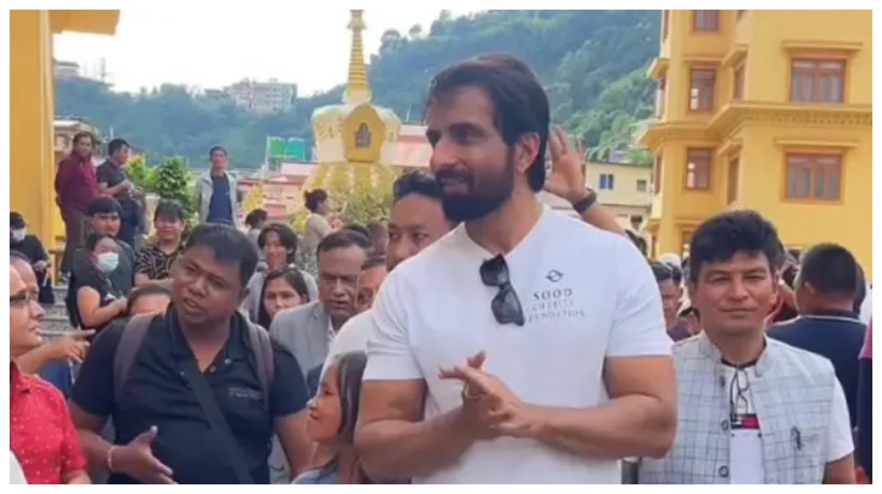 “ஸ்கிரீன்ல மட்டும்தான் வில்லன்… ஆனா நிஜ வாழ்க்கையில நீங்கதான்ப்பா மாபெரும் கடவுள்!” எல்லையைக் கடந்து நேபாள மக்களுக்கு ஓடோடிச் சென்று உதவிய சோனு சூத்..!!!