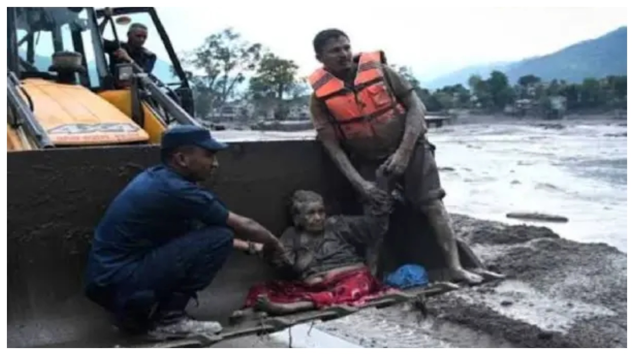 “அடப்பாவமே… மரணத்தின் வாசல்படி வரைக்கும் போயிட்டு எப்படித்தான் தப்பிச்சாங்களோ?” நேபாள மேகவெடிப்பு பேரழிவில் உறைந்துபோன மீட்புக்குழு…!!!