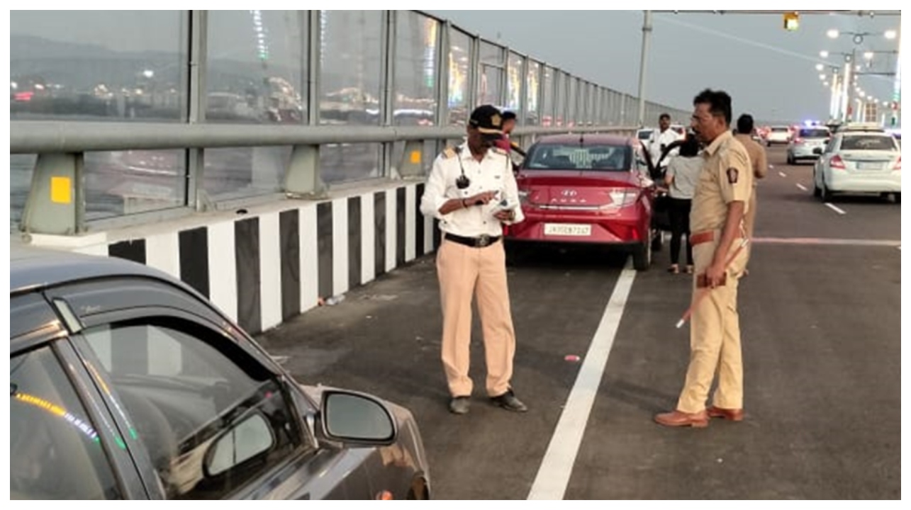 “அந்தப் பாவப்பட்ட மனுஷன் கீழே விழுந்ததைப் பார்க்கவே மனசு பதறுதுப்பா!” ரோட்டில் சென்ற சைக்கிள் ஓட்டுநருக்கு நேர்ந்த கொடுமை… நெட்டிசன்களின் காரசாரமான கண்டனம்…!!!