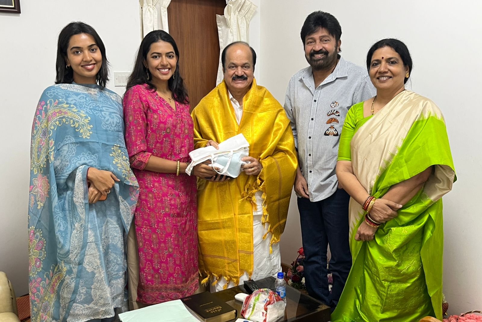 “நீண்ட நாட்களுக்குப் பிறகு நேரில் சந்திப்பு!” சபாநாயகர் அறையில் திடீரென குஷியாகக் கலக்கிய பிரபல நடிகர்… இணையத்தில் பரவும் புகைப்படம்…!!!”