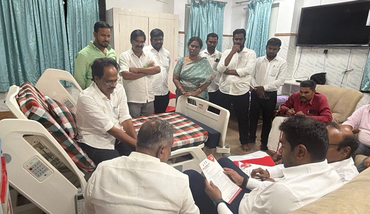 “அரசியல் மோதலுக்கு நடுவே திடீர் சந்திப்பு!” – மருத்துவமனையில் அனுமதிக்கப்பட்ட கம்யூனிஸ்ட் தலைவர் வீரபாண்டியனை நேரில் நலம் விசாரித்த அமைச்சர்கள்…!!”