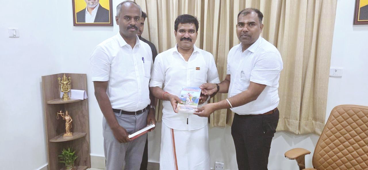 தவெகவில் தொடரும் மெகா இணைப்பு… நாம் தமிழர் கட்சியின் முக்கிய வழக்கறிஞர்கள் தளபதி விஜய்யின் கட்சியில் ஐக்கியம்… கொதிப்பில் மாற்றுக்கட்சிகள்…!!”
