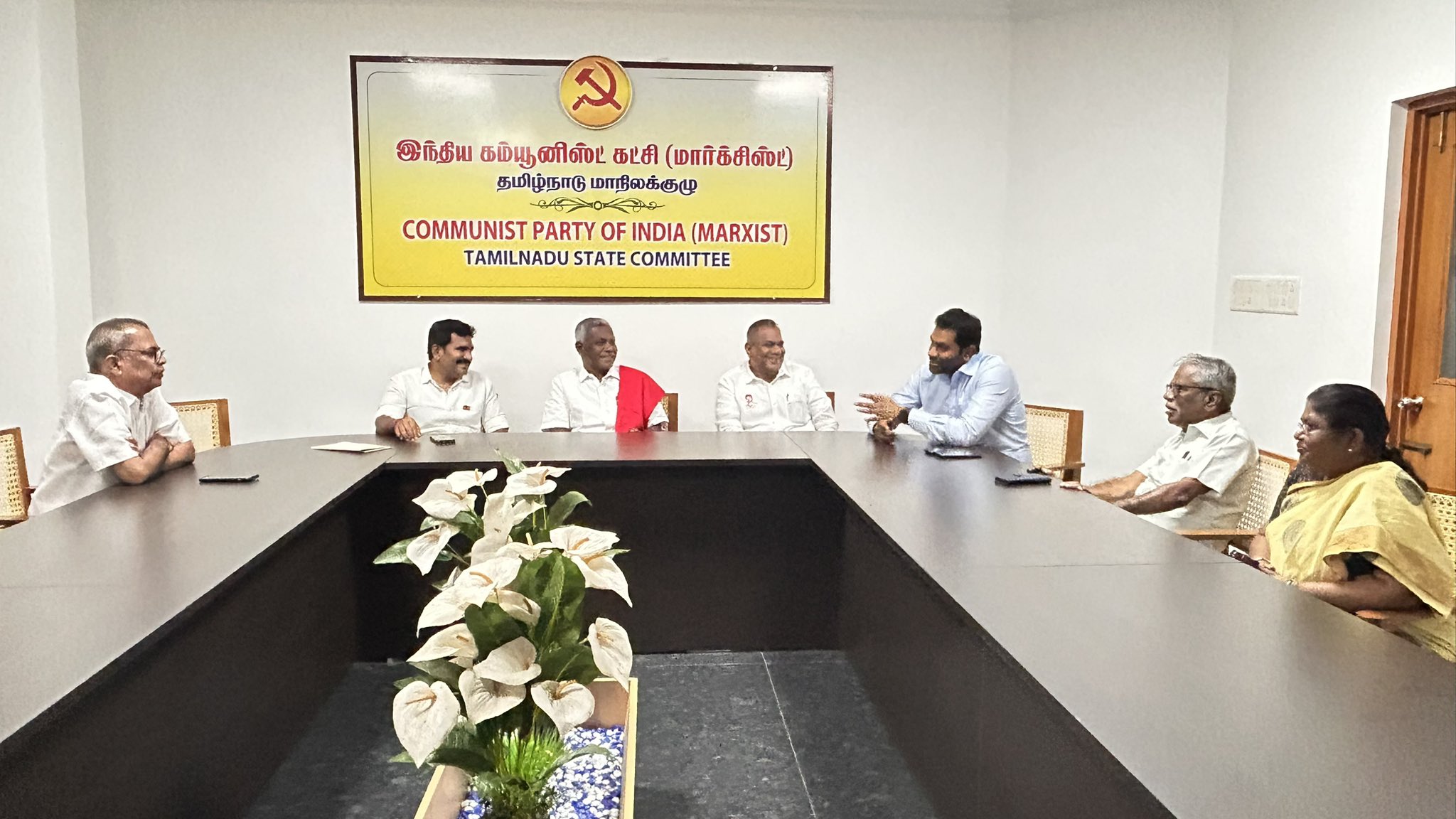 “அரசாங்கத்தின் அதிரடி இறக்கம்!” – கூட்டணி கட்சி அலுவலகத்திற்குப் படையெடுத்த தவெக அமைச்சர்கள்; பரபரப்பை ஏற்படுத்திய மார்க்சிஸ்ட் கட்சி அலுவலகச் சந்திப்பு…!!”