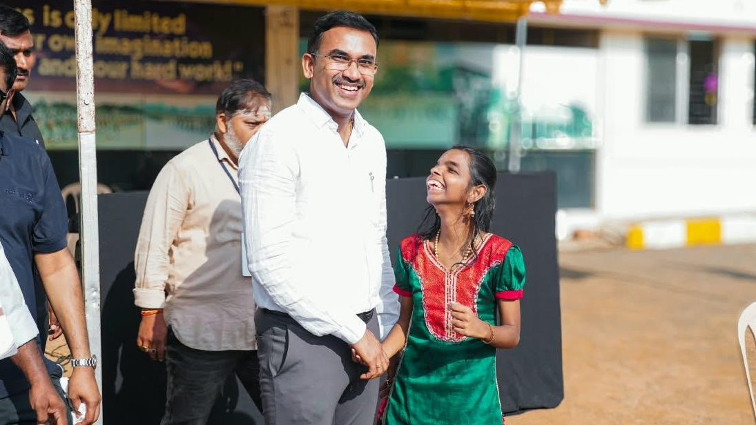 “குறைபாடு ஒரு தடையல்ல!” வங்கி உதவி மேலாளரான சிறப்பு குழந்தை… தாயின் அசாத்திய விடாமுயற்சியால் அரங்கேறிய மெய்சிலிர்க்க வைக்கும் சாதனை‌… சென்னை எழும்பூர் ஸ்டேடியத்தில் கோலாகலத் தொடக்கம்..!!”