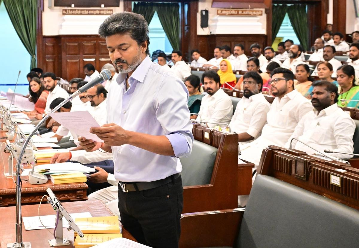 “இன்று முதல் அதிரடி அமல்!” – அமைச்சர்கள் மற்றும் எம்.எல்.ஏ.க்களின் சம்பள உயர்வுப் பின்னால் உள்ள ரகசியம்… சட்டப்பேரவையில் முதல்வர் விஜய் தாக்கல் செய்யும் மசோதா…!!”