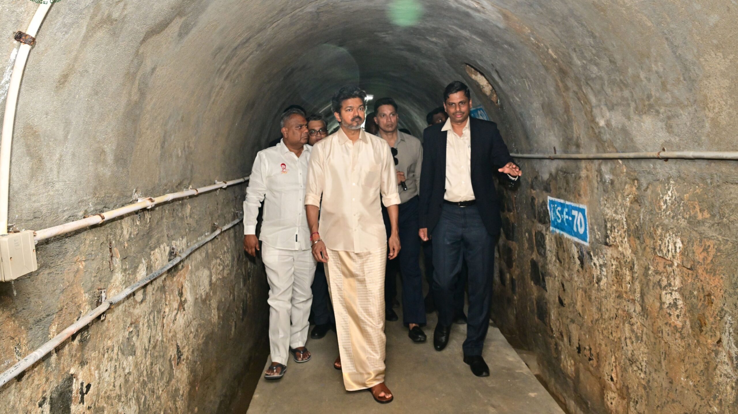 “தண்ணீரைத் திறந்துவிட்டு நேரில் ஆய்வு!” – மேட்டூரில் குவிந்த விவசாயிகள்… முதல்வர் விஜய் செய்த அதிரடி காரியம்… வைரலாகும் தருணம்…!!”