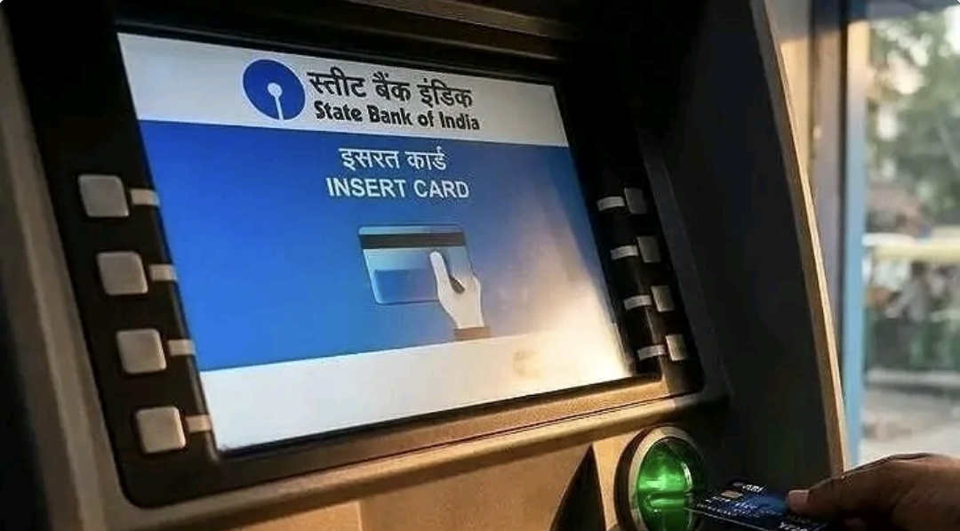 “சம்பளக் கணக்கு வச்சிருக்கீங்களா?” ATM விதிகளில் எஸ்பிஐ அதிரடி மாற்றம்…. அக்டோபர் 1 முதல் புது ஷாக்….!!