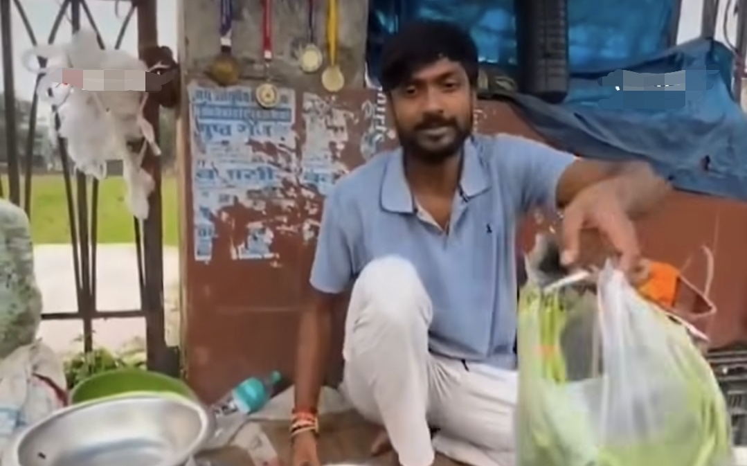“4 தங்கம் வென்றும் இந்த நிலைமையா?” காய்கறி விற்று பிழைப்பை நடுத்தும் இந்திய வீரர்…. வைரலாகும் அதிர்ச்சி வீடியோ….!!