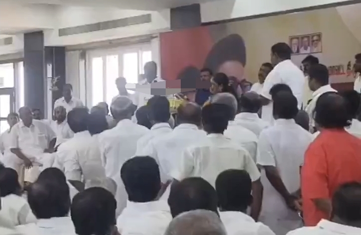 ​”தவெகவை ஜெயிக்க வச்சதே நீங்கதான்” மேடையில் மைக்கைப் பிடுங்கி ரகுபதி ஆவேசம்…. திமுக கூட்டத்தில் பெரும் பரபரப்பு….!!
