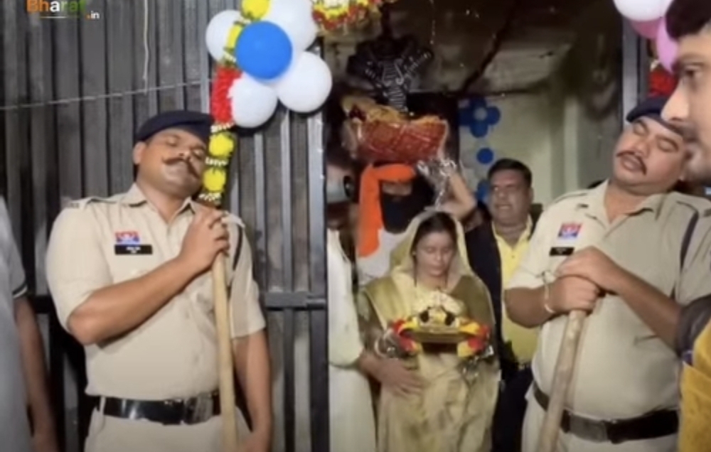 “போலீஸ் ஸ்டேஷனுக்குள்ளேயே குட்டி கிருஷ்ணர் அவதாரம்” மனதை நெகிழ வைக்கும் ஜன்மாஷ்டமி கொண்டாட்டம்…. வைரல் வீடியோ….!!