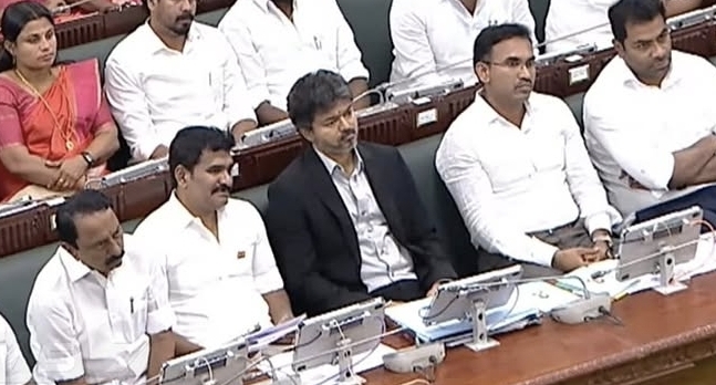 “இடம் மாறி அமர்ந்த முதலமைச்சர் விஜய்…!” சட்டப்பேரவையில் பிரத்யேக இருக்கையைப் புறக்கணித்து அமைச்சர்கள் இடையே அமர்ந்து அதிரடி….!!