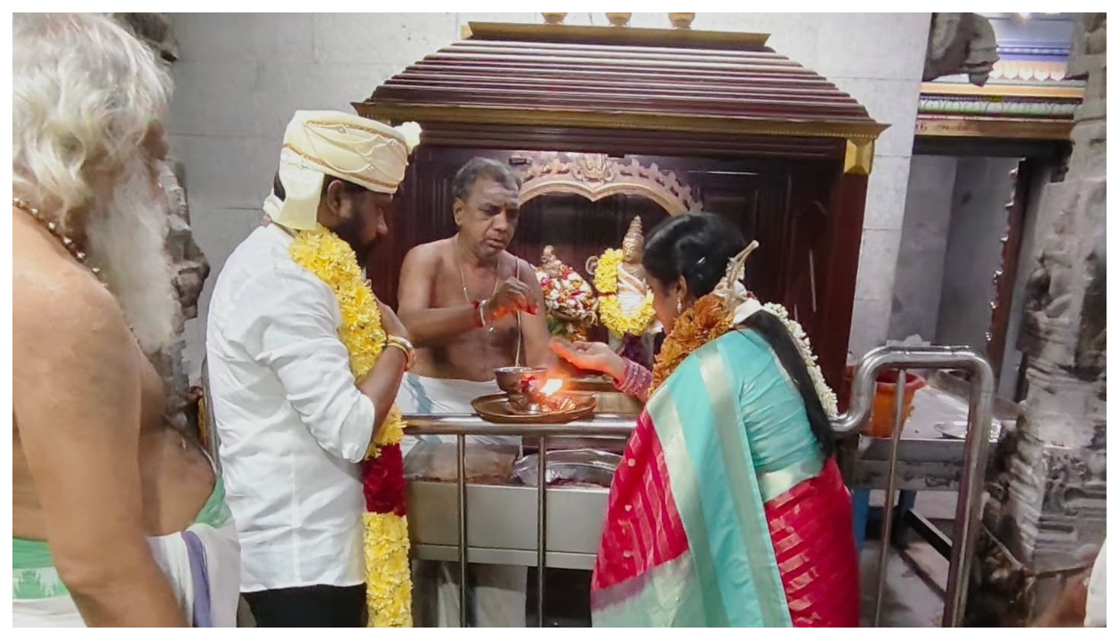 “சாமானியர்களுக்கு ஒரு சட்டம்… விஐபிக்களுக்குத் தனிச் சலுகையா?” கோவிலுக்குள் செல்போன் தடை… ஆனால் எம்.எல்.ஏ. தம்பதிக்கு மட்டும் ஸ்பெஷல் போட்டோஷூட்… கொந்தளிக்கும் பக்தர்கள்…!!”