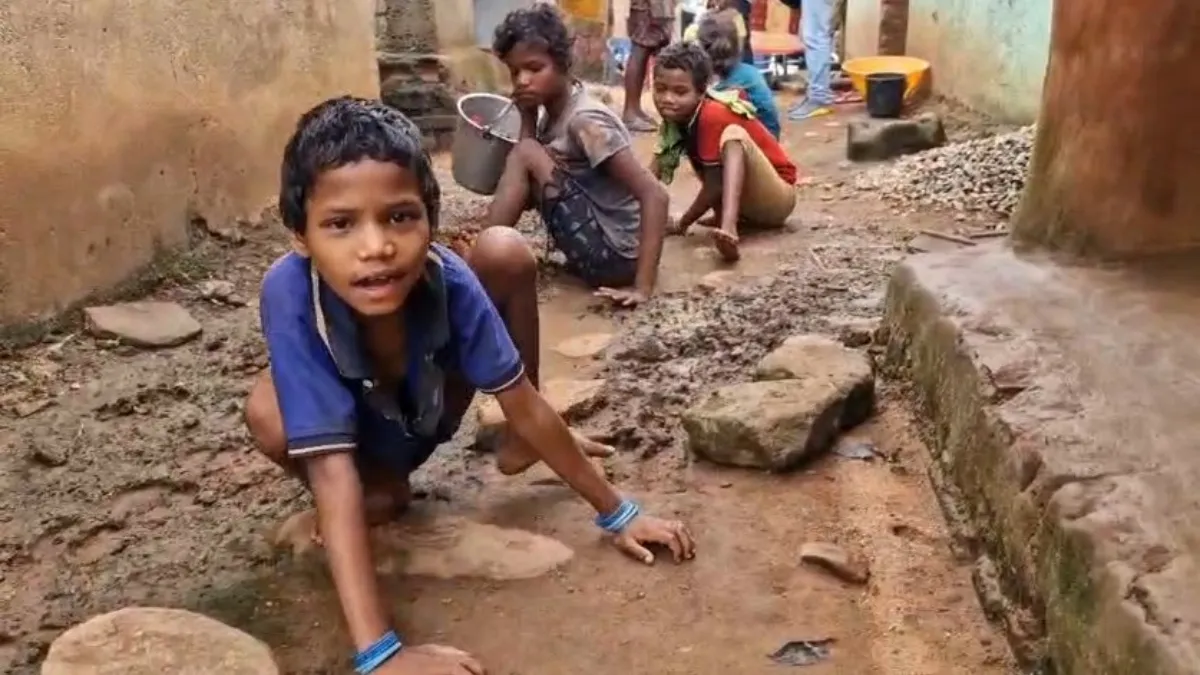 “நாங்க இல்லாதப்போ எங்க பொண்ணுங்களை யார் பார்த்துப்பாங்க?”… 3 மாற்றுத்திறனாளி மகள்களுடன் தவிக்கும் வயதான பெற்றோர்… தரையில் தவழ்ந்துதான் ஒரு இடத்திலிருந்து இன்னொரு இடத்துக்கு செல்லும் அவலம்…!!!