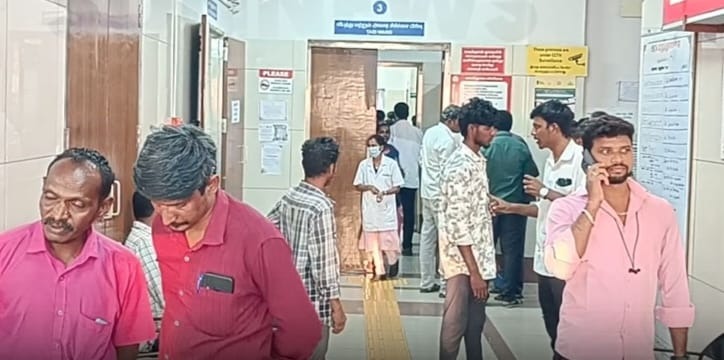 Breaking: தமிழகத்தில் அடுத்த அதிர்ச்சி…! நேருக்கு நேர் மோதிய கல்லூரி பேருந்து பைக்… பயங்கர விபத்தில் 4 மாணவிகள் துடிதுடித்து பலி….!!!