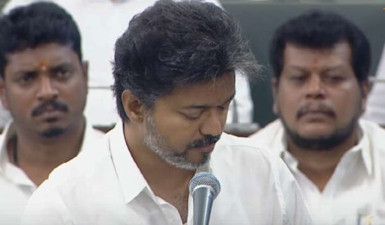 Breaking: தகுட் நியூஸ்..! “இனி ஆன்லைனிலேயே டிரைவிங் லைசன்ஸ், ஆர்சி பெறலாம்”… ரூ.4800 கோடியில் கடல் நீரை குடிநீராக்கும் திட்டம்… முதல்வர் விஜய் அசத்தல் அறிவிப்புகள்…!