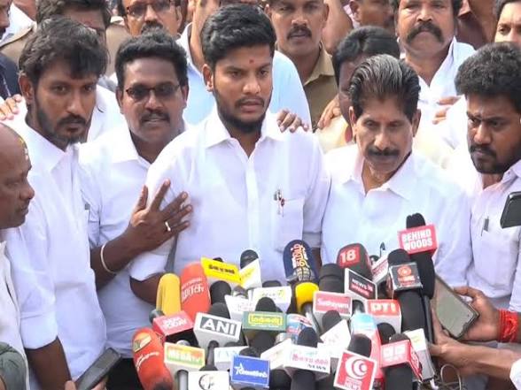 “கோயிலுக்குள் செல்பேசிகள் பயன்படுத்தத் தடை!” மீறினால் கடுமையான நடவடிக்கை… தமிழக அரசின் அதிரடி உத்தரவால் அதிர்ச்சியில் பக்தர்கள்…!!”