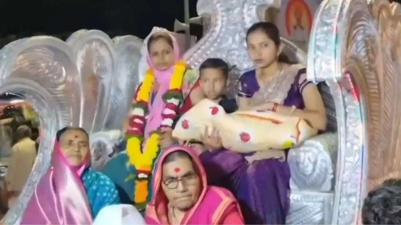 200 வருஷமா இந்த வீட்டுல பொண்ணே பிறக்கலையாம்… இப்போ பிறந்த குழந்தைக்கு கொடுத்த வரவேற்பை பாருங்க…மேளதாளம்… ஆட்டம்… பாட்டம்… மகாராணிக்கே இப்படி ஒரு வரவேற்பு கிடைக்காது…!!!