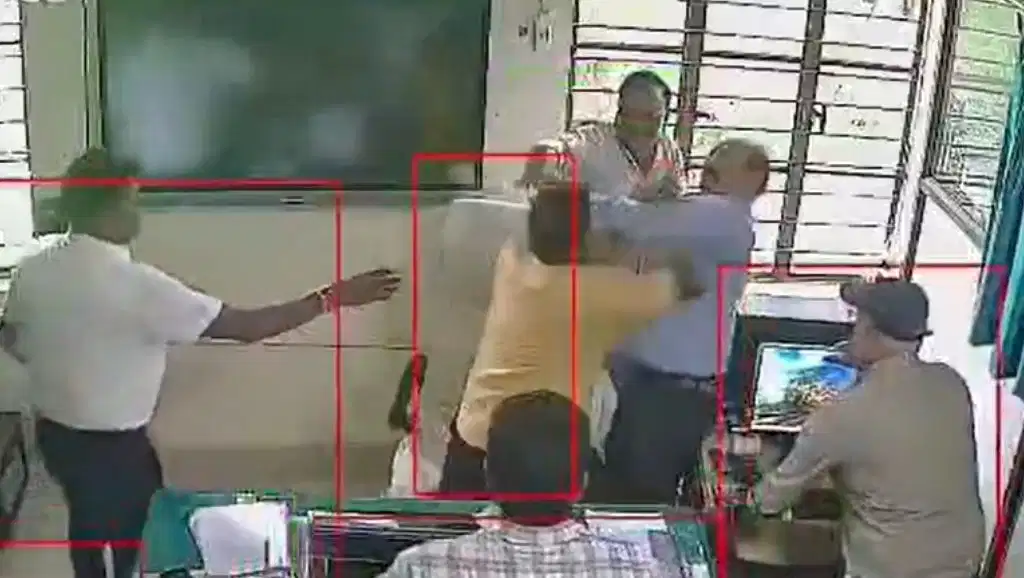 இது அரசு அலுவலகமா சந்தை கடையா..? “கவர்மெண்ட் ஆபீஸில் சட்டையை பிடித்து குழாயடி சண்டை போட்ட அதிகாரி ஊழியர்… வைரலாகும் பரபரப்பு வீடியோ..!