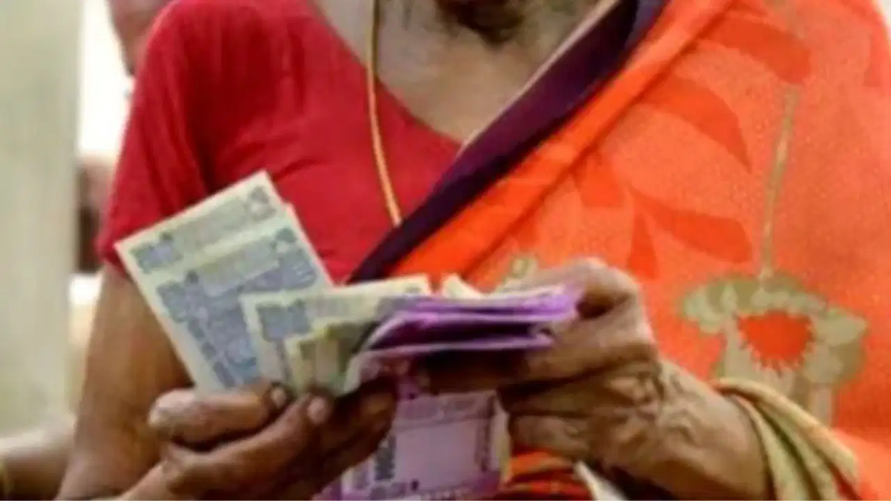 வயது 36 தான்… ஆனால் ஆவணங்களில் 60..! 10 ஆண்டுகளாக முதியோர் ஓய்வூதியம் பெற்ற பெண் உண்மை தெரிந்ததும் அதிகாரிகள் எடுத்த அதிரடி நடவடிக்கை..!!